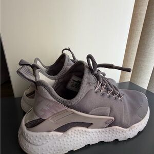 Nike Women's Grey and Light Pink Athletic Sneakers